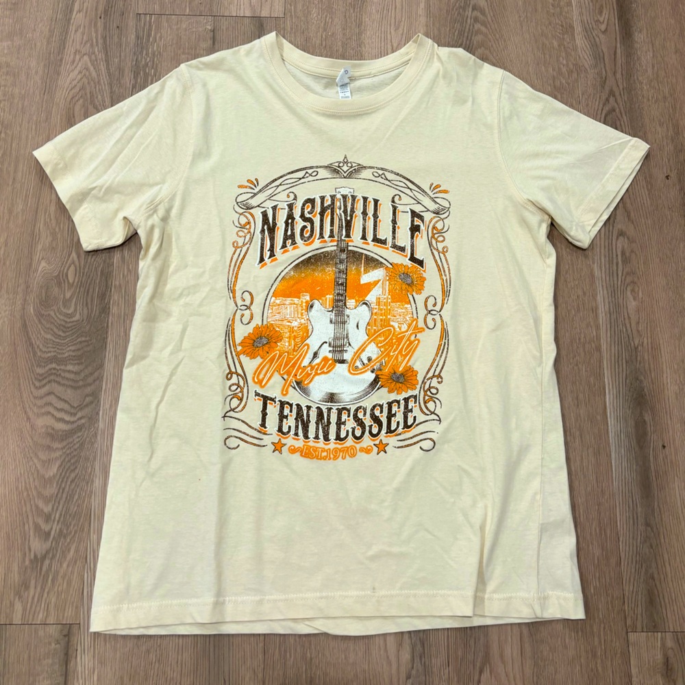 Size Large Women’s Creme Nashville Graphic Tee